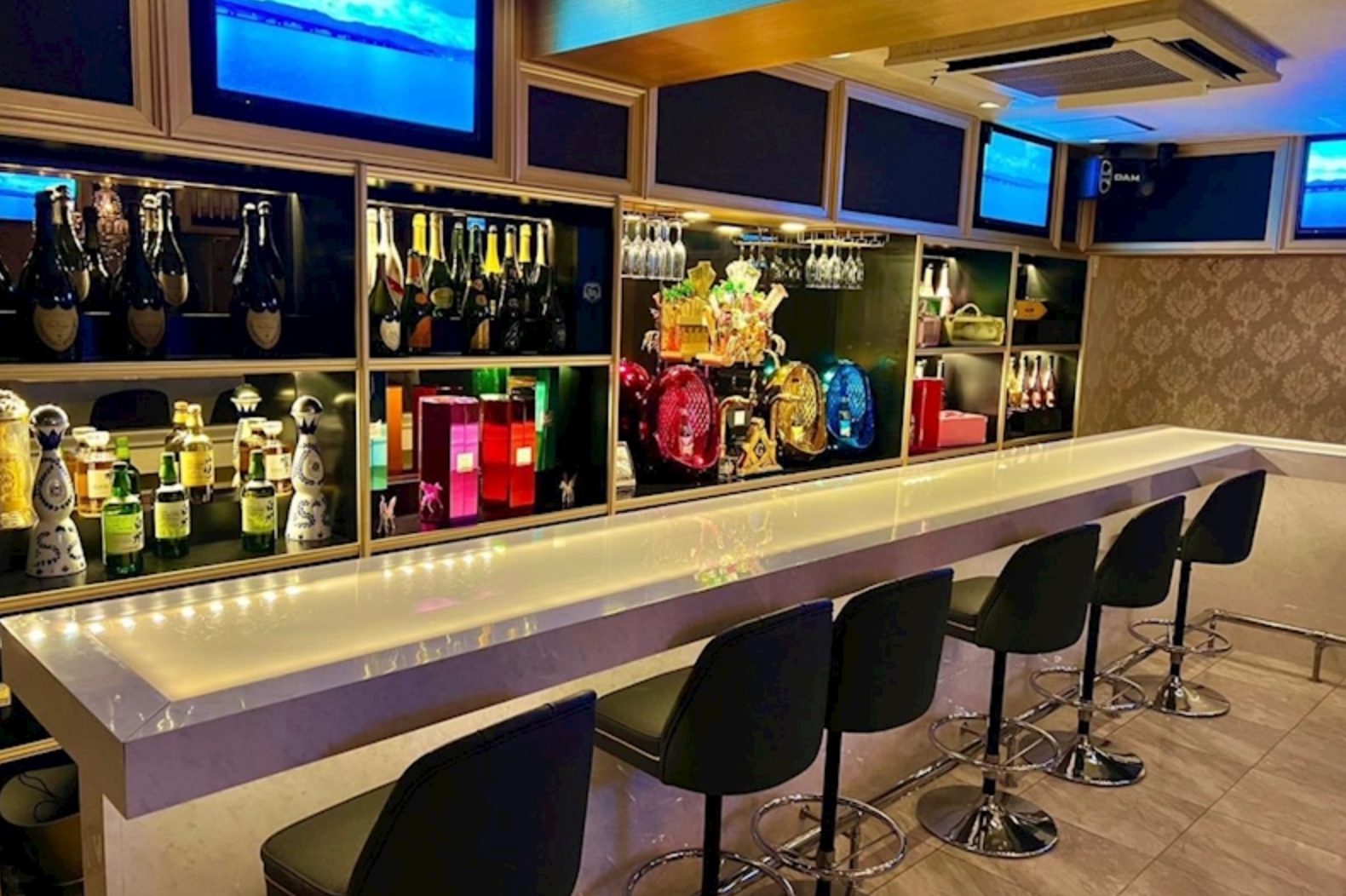 ガールズバー AILEM 店内写真2